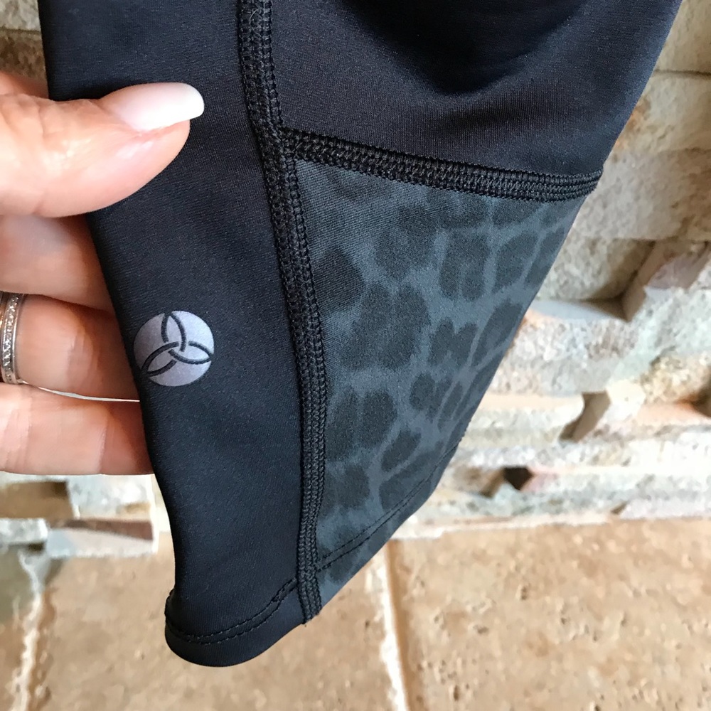 Vie Active XS Black & Tonal Leopard Capris